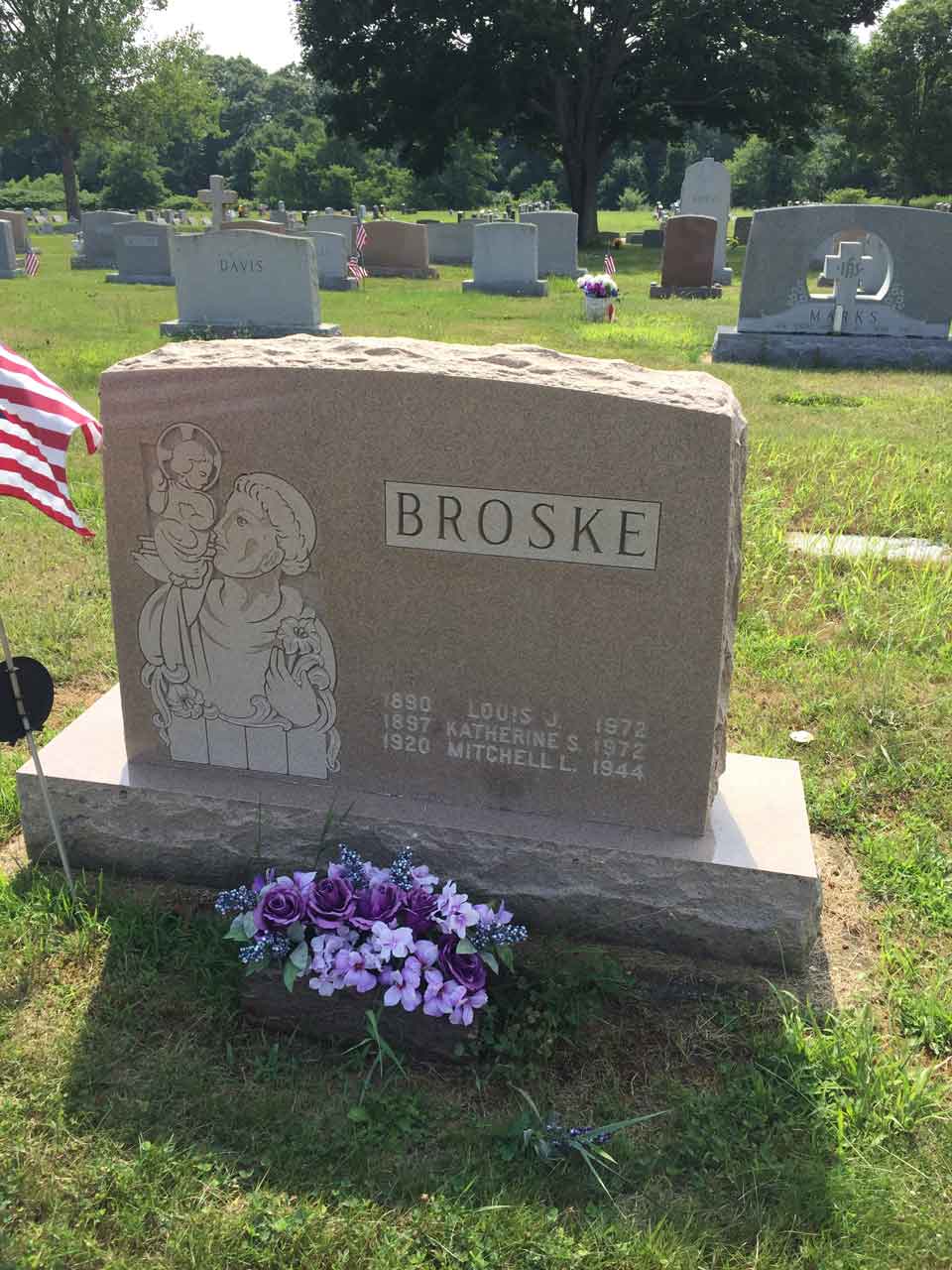 Gravestone for Gunner's Mate, Third Class Mitchell Louis Broske.