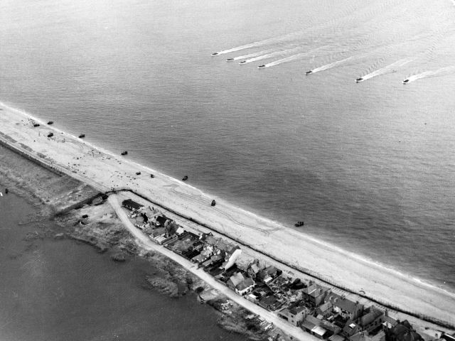 80-G-251999 Slapton Sands invasion rehearsals, 1943-1944.